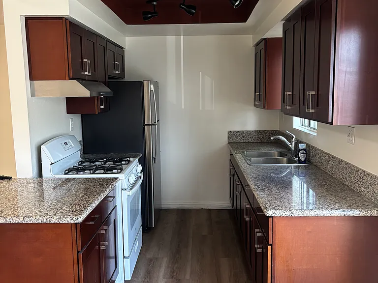 511 S Tremont St — Photo 3