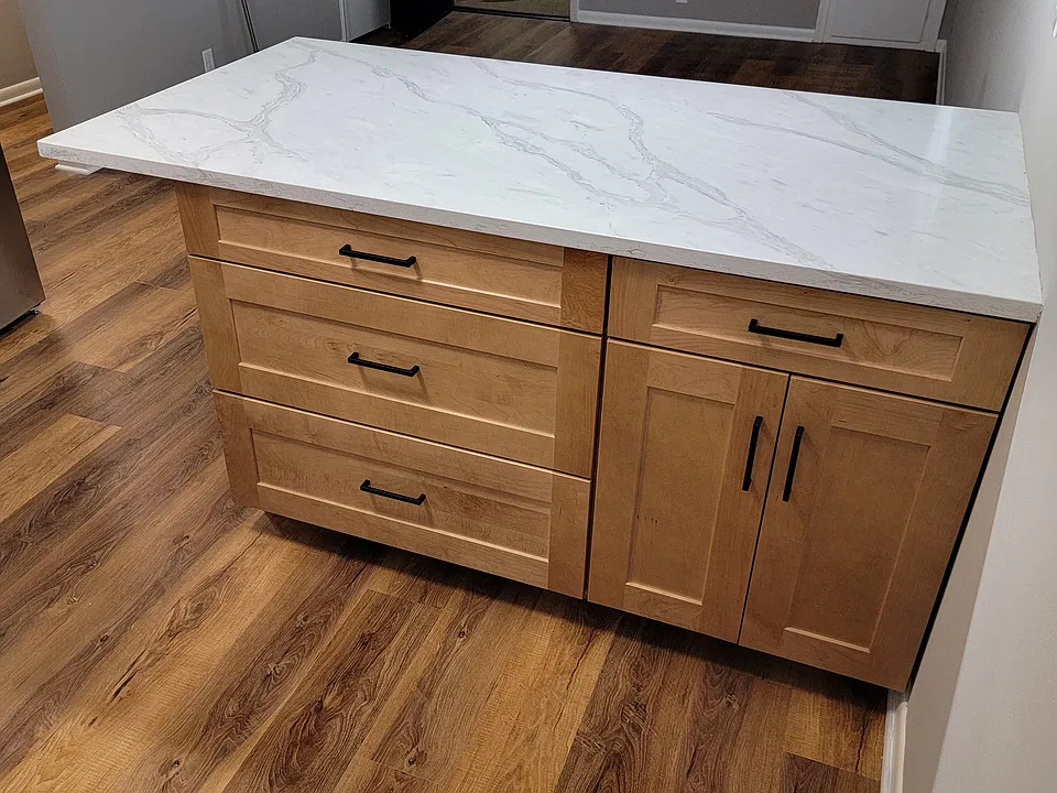 Quartz Eating Bar & Soft Close Drawers/Doors