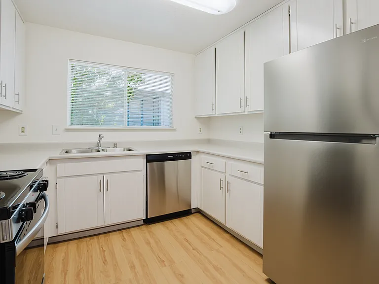 Parkwood Court Apartments — Photo 15