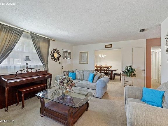 4th image of 5104 Doncaster Ave