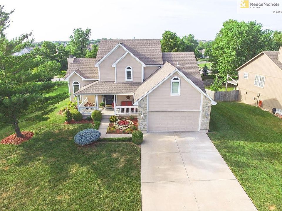 Beautiful 1.5 Story, 4 bedroom, 2.1 baths.  Situated in a cul-de-sac in Raymore Missouri.  Stonegate Subdivision