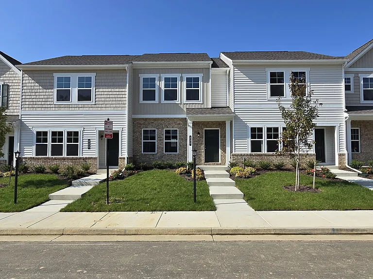 220 Greenpark Rd — Photo 2