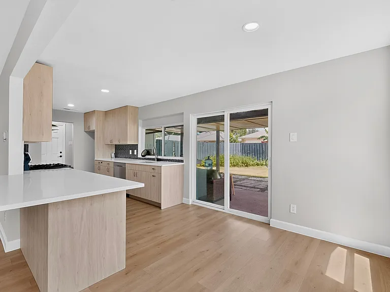 1807 Auburn Dr — Photo 4