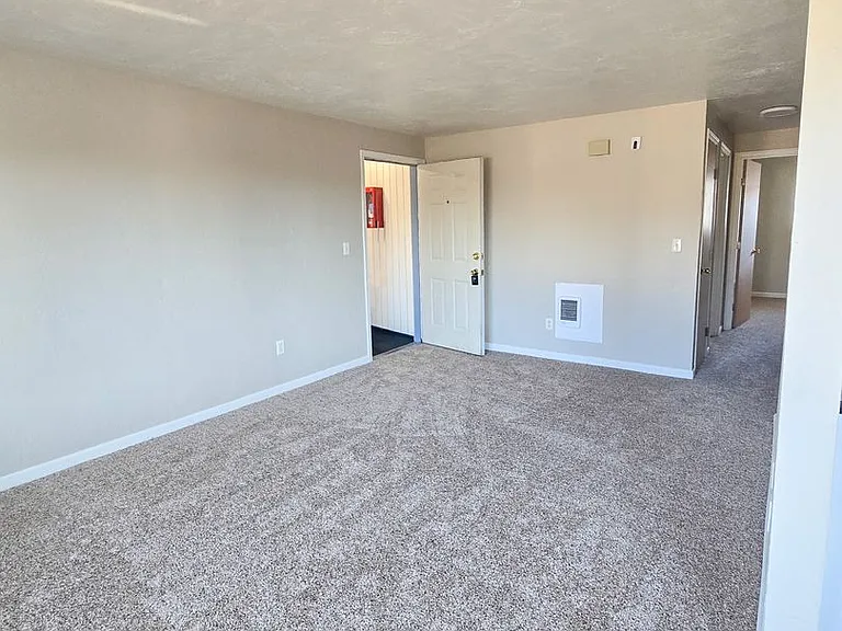 Apartment in West Salem near banks, shopping areas, bus lines, and downtown! ~ Colonial — Photo 90