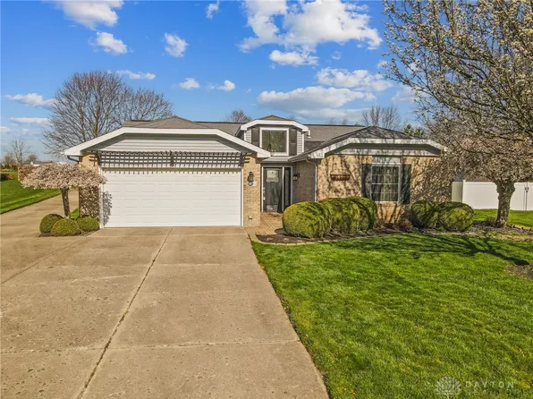 383 Winterset Dr, Englewood, OH 45322