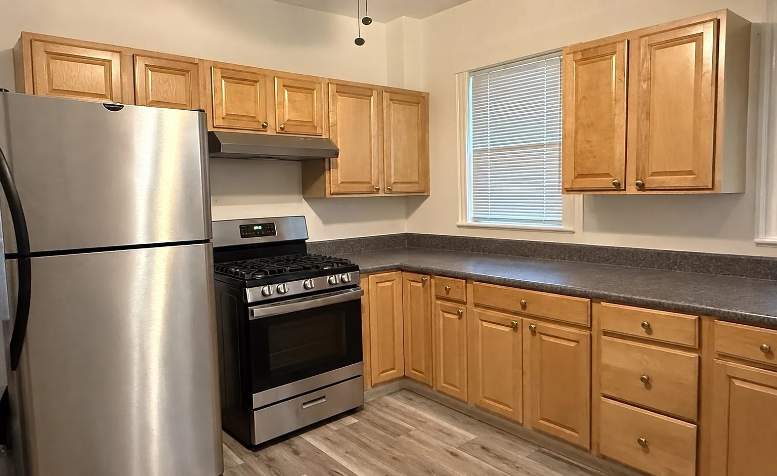 3 bed, 1.0 bath, 1100 sqft, $2,995 — Photo 1