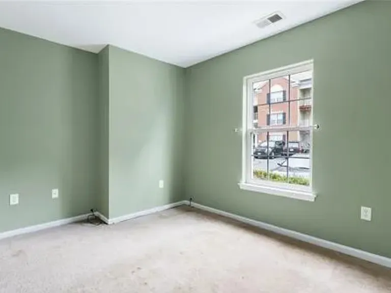 1018 Dogwood Ct — Photo 6