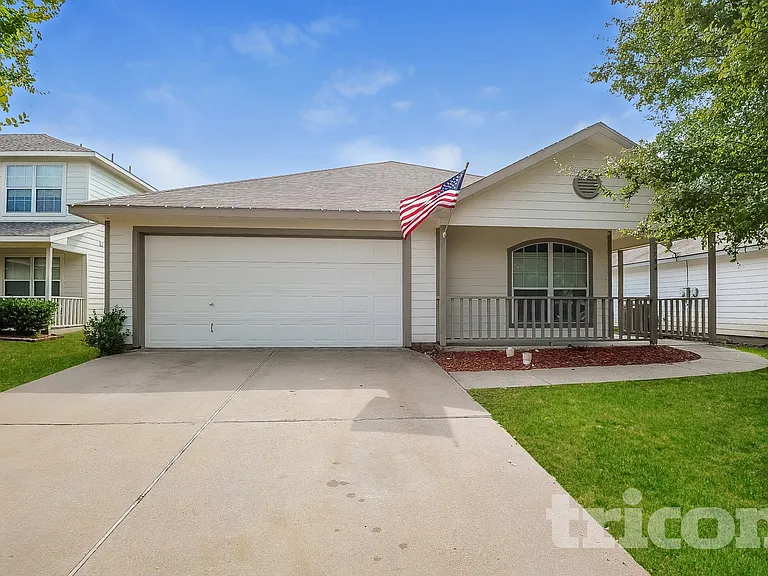 1584 Sandhurst Dr — Photo 2