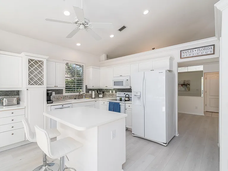 Kitchen and eat in island