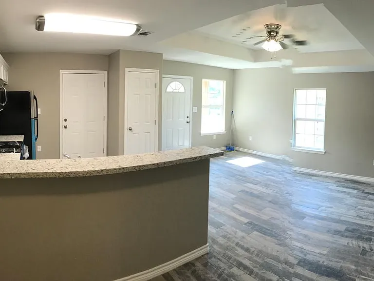 920 Center St — Photo 6