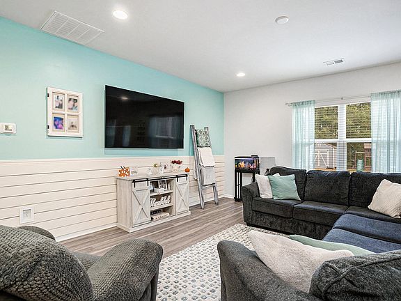 3rd image of 593 Heritage Downs Dr.