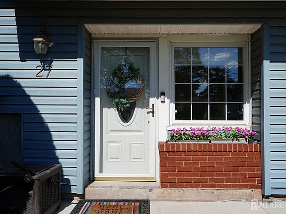 2nd image of 27 Sefton Cir