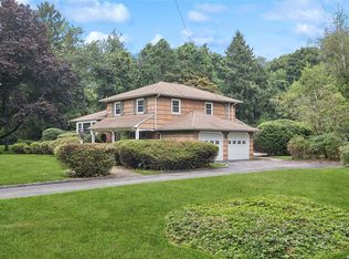 104 Buttercup Ln, Huntington, NY 11743