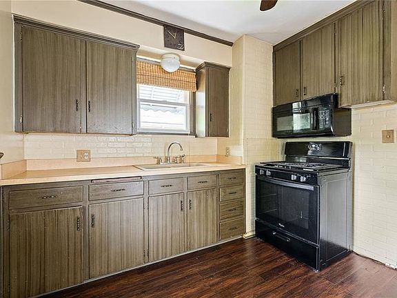 2nd image of 2571 Mount Vernon Ave