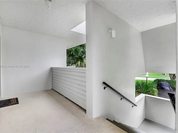 4017 N Cypress Dr APT 201, Pompano Beach, FL 33069