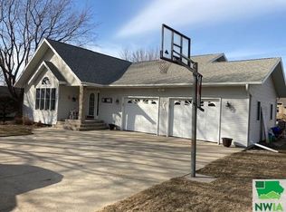 1307 7th St, Hull, IA 51239