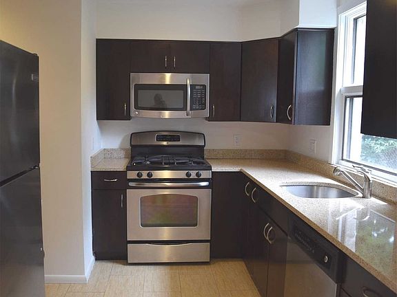 4th image of 42 Sintsink Dr E APT 5