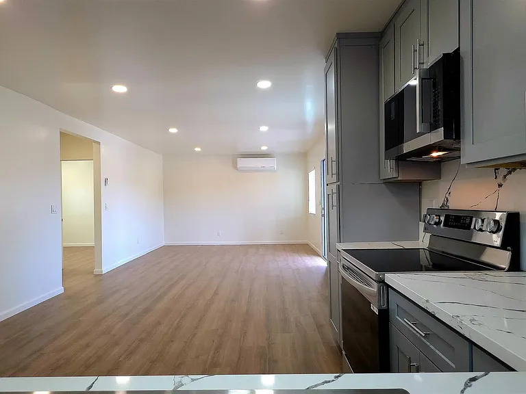 8836 Valencia St — Photo 11