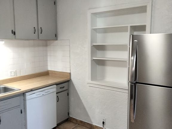 3rd image of 2833 Sierra Dr NE