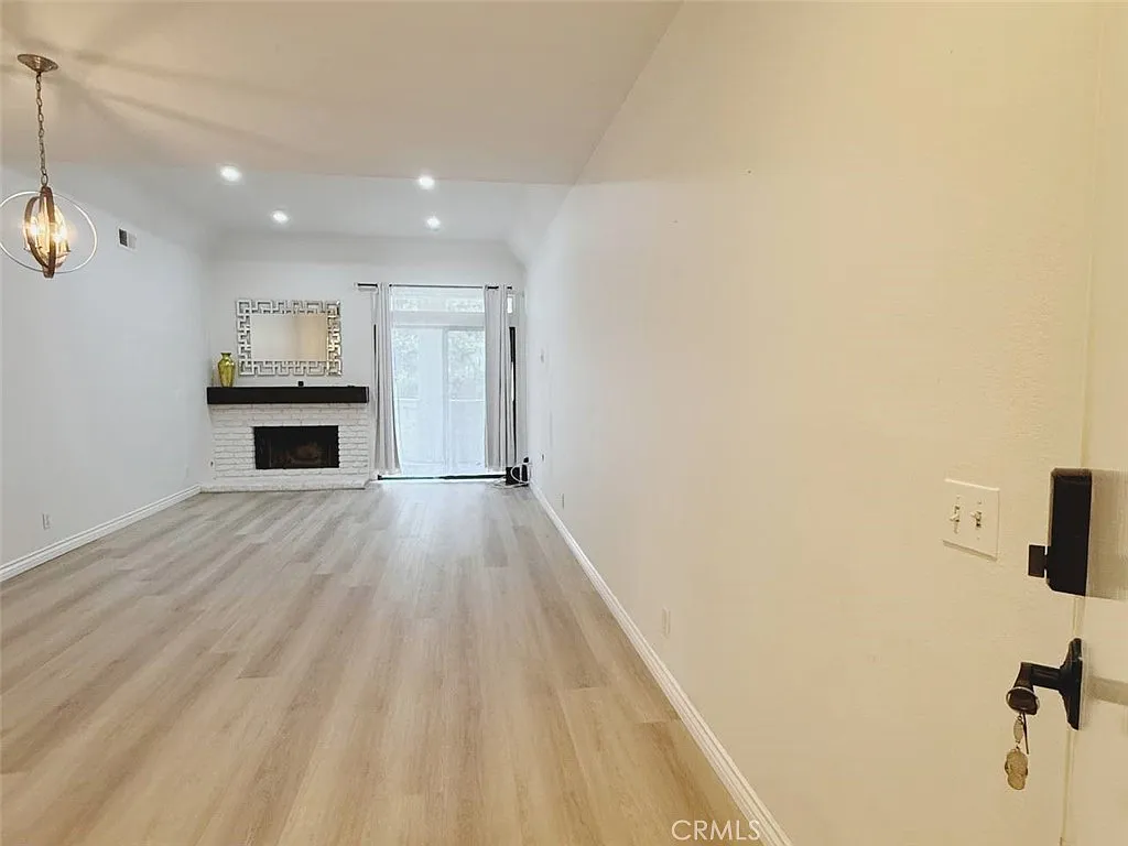 2 bed, 1002 sqft, $3,400 — Photo 3
