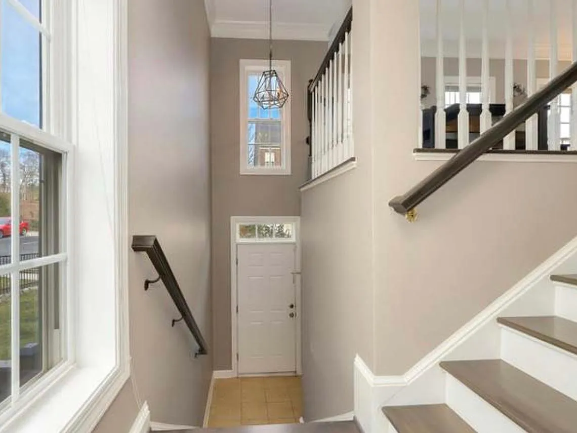 3 bed, 2074 sqft, $3,699 — Photo 3