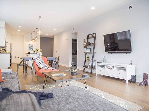 4th image of 622 E 10th St APT 212