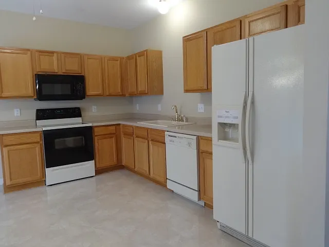 4 bed, 2.5 bath, 2562 sqft, $2,700 — Photo 3