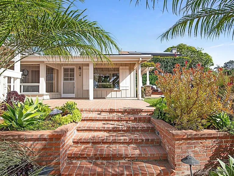 573 Amphitheatre Dr — Photo 4