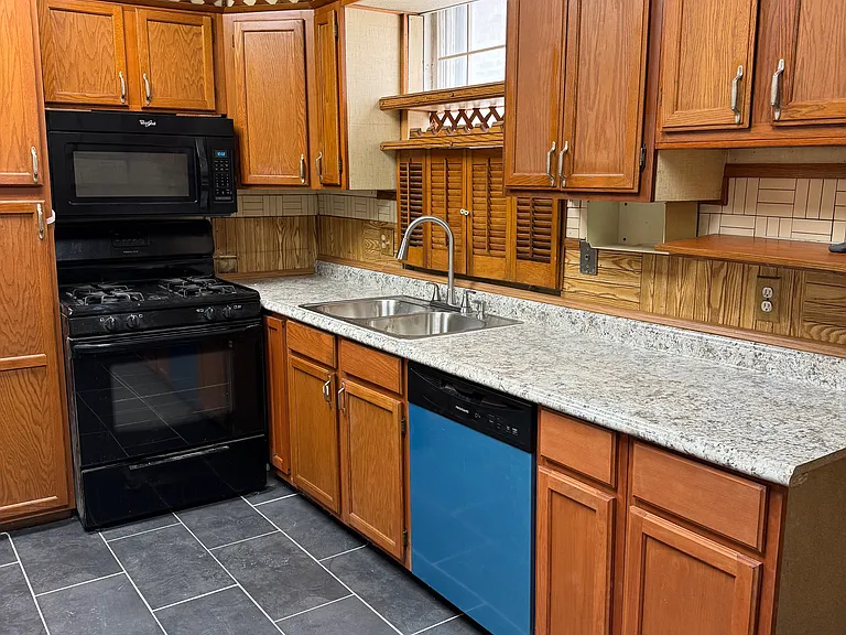 5547 W Congress Pkwy #1 — Photo 9