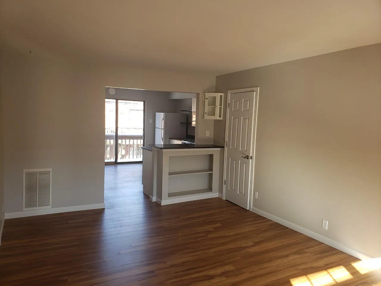 2 bed, 825 sqft, $1,350 — Photo 2