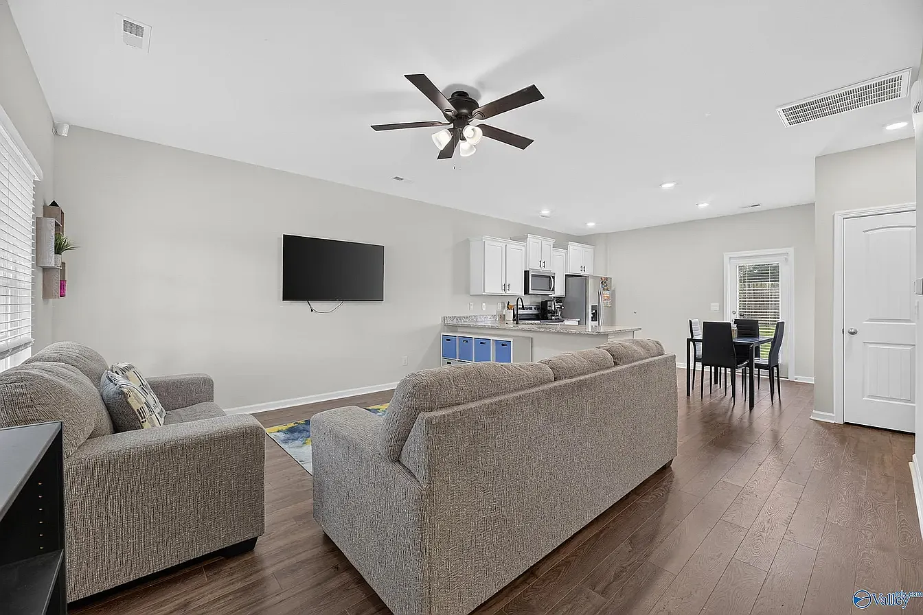 4 bed, 2.5 bath, 1510 sqft, $1,625 — Photo 3