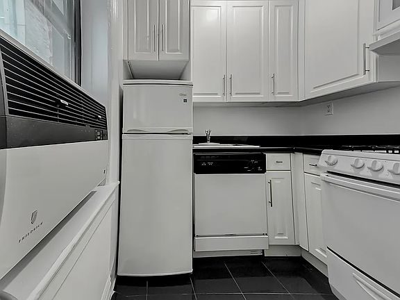 3rd image of 214 E 51st St APT 3L