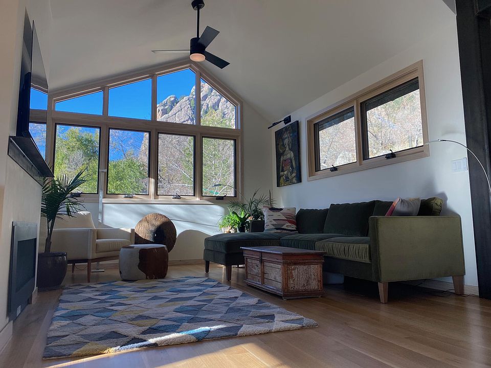 Living room w/ fireplace/TV