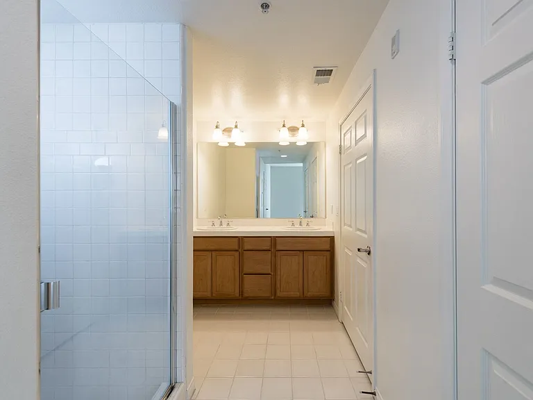 Glenoaks Villas — Photo 38