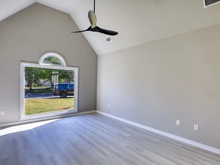 2111 Highland Club Dr SE — Photo 2