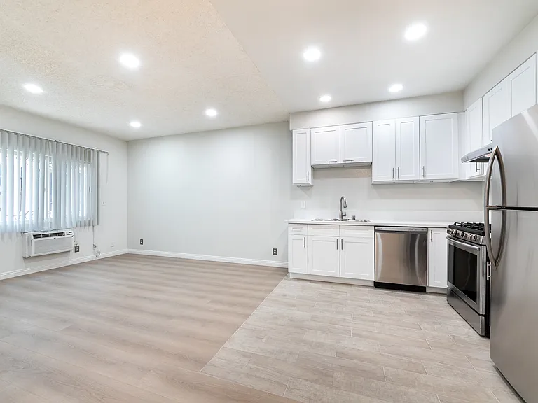 1138 S Grand View St — Photo 11