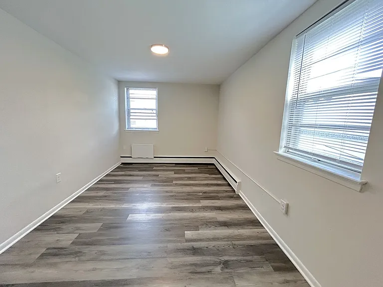 Karen Court Apartments — Photo 13