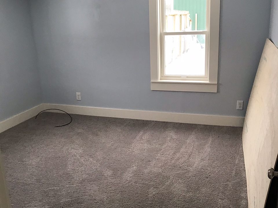Downstairs bedroom and close