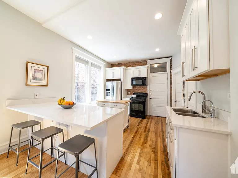 1037 S Racine Ave #3R — Photo 5
