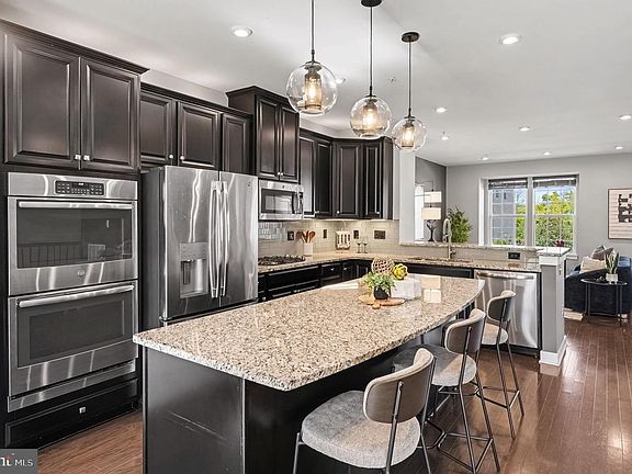 3rd image of 312 Pin Oak Ln