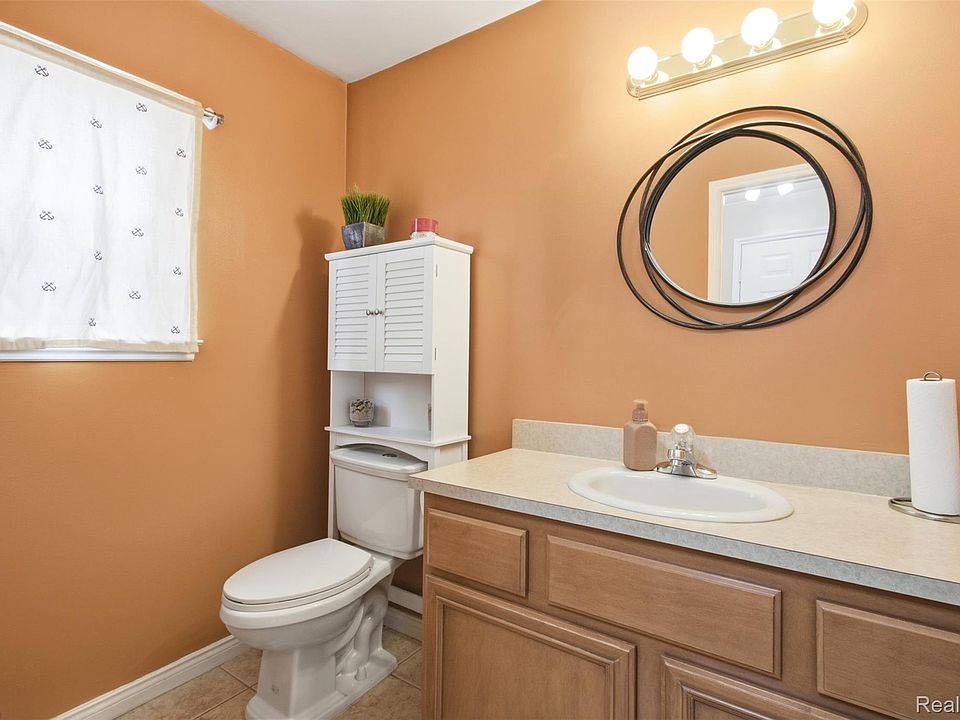 15770 E Forteen Mile Rd, photo 10