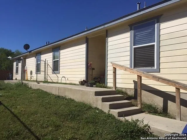 Charming 3-Bedroom Home Near St. Mary's University & Loop 410 — Photo 1