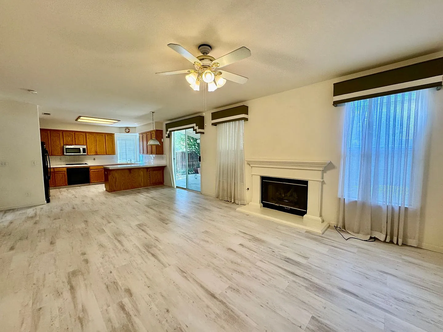 Reduced~ Huge 4 Bedroom + Den, 3 Bath Southside Home For Rent — Photo 3