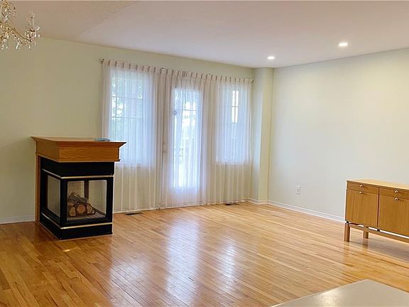 2nd image of 31 Thornbury Cres