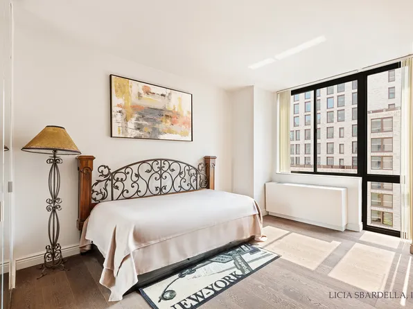 255 East 49th Street image 5 of 6