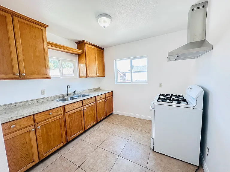 937 Euclid Ave — Photo 3