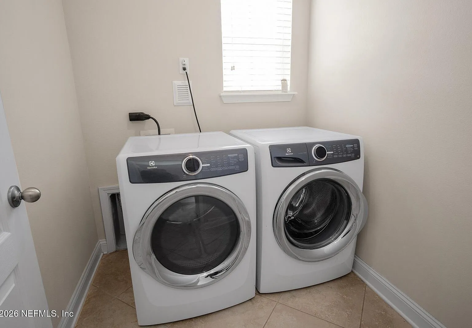 3 bed, 2.0 bath, 1661 sqft, $2,600 — Photo 4