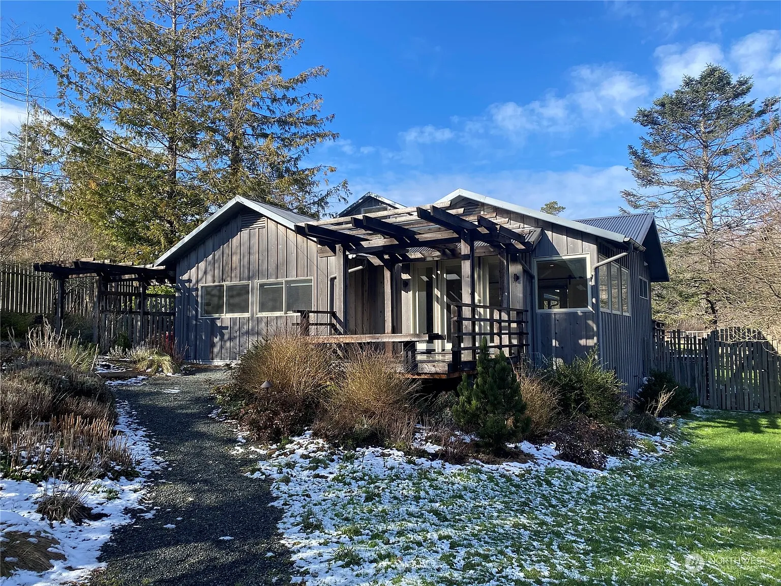 131 Crescent Beach Road photo 1