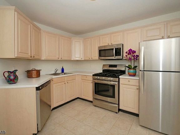 5th image of 77 Potomac Dr