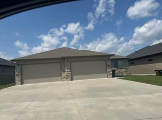 10216 Shoreline Dr, Lincoln, NE 68527